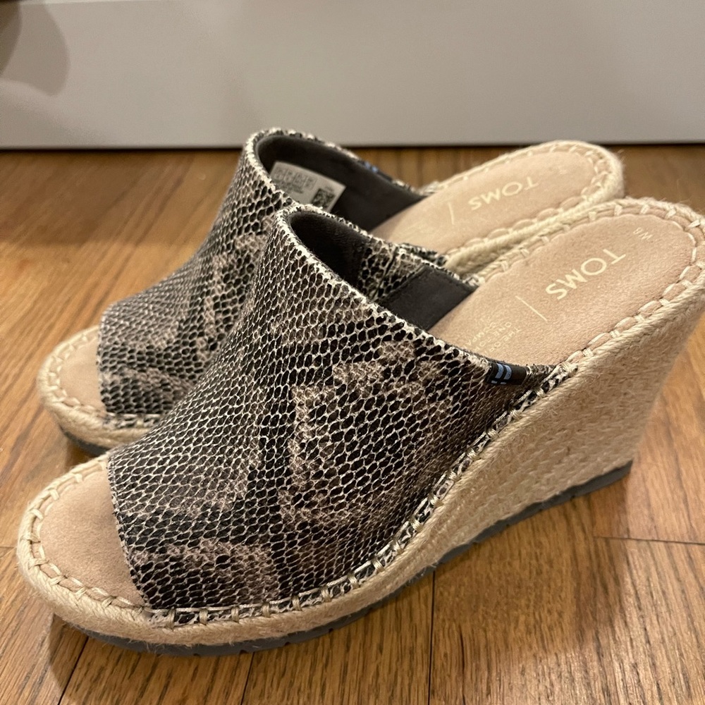 Toms wedge size 8